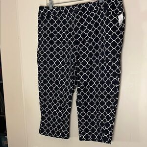 NWT St. John’s Bay navy and white “secretly slender” cotton capri pants